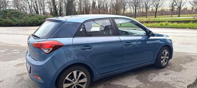 Usata Hyundai i20 90 CV (66 kW) 2016 Blu Berlina