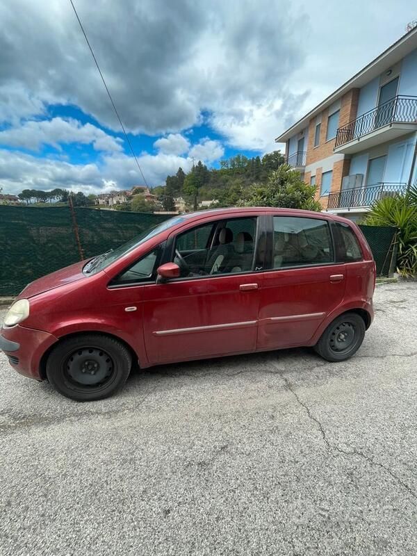 Usata Lancia Musa 90 CV (66 kW) 2006 Rosso Monovolume