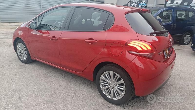 Usata Peugeot 208 Allure 2018 Rosso Utilitaria