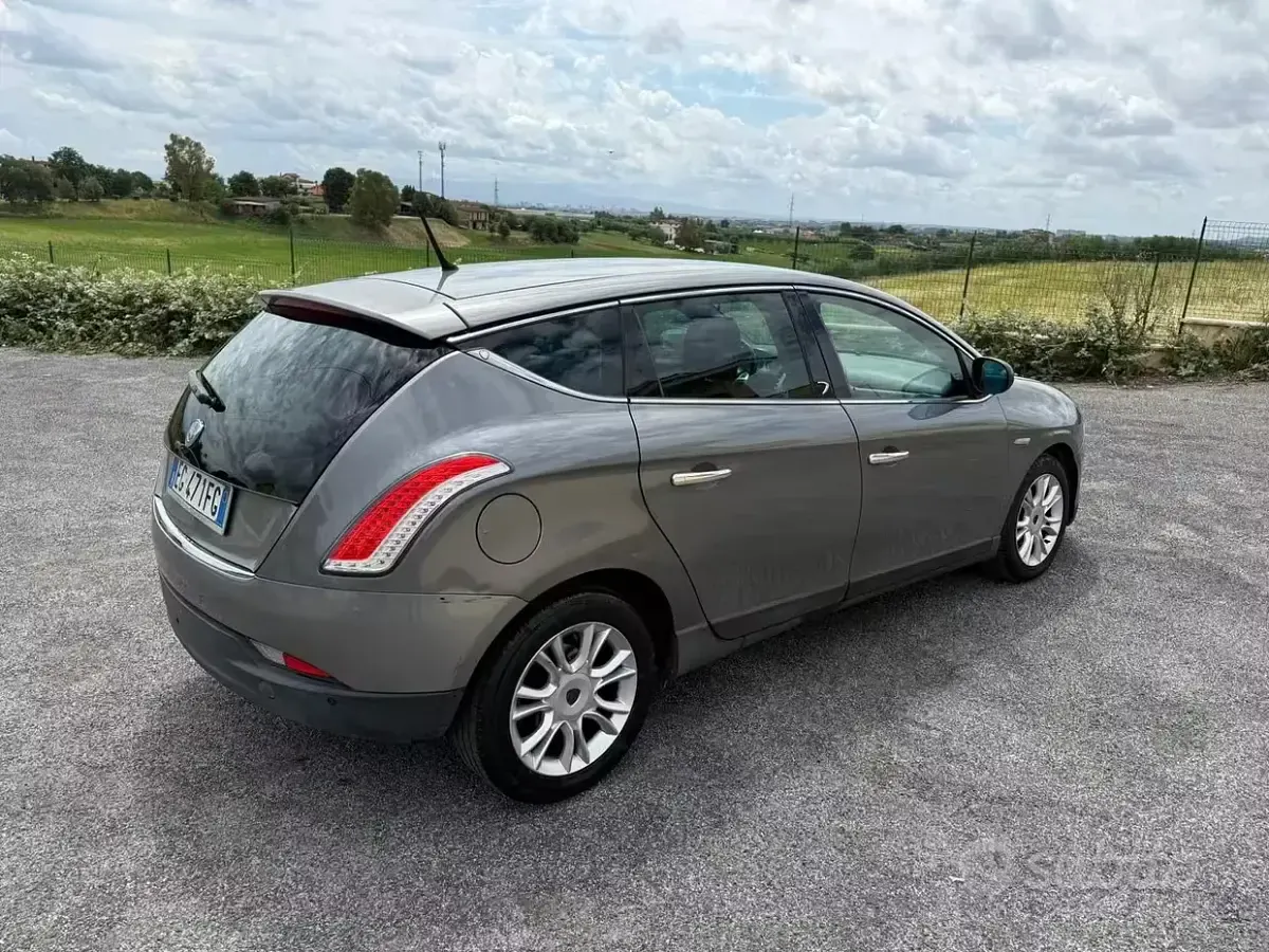 Usata Lancia Delta 120 CV (88 kW) 2013 Marrone Utilitaria