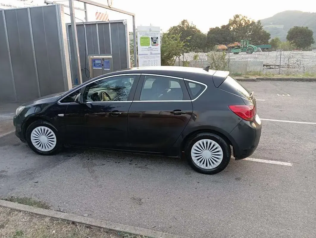Usata Opel Astra Cosmo 110 CV (80 kW) 2011 Berlina
