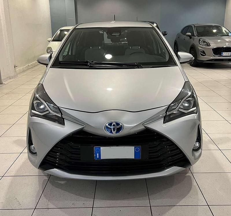Usata Toyota Yaris Hybrid Business Edition 73 CV (53 kW) 2018 Argento Berlina