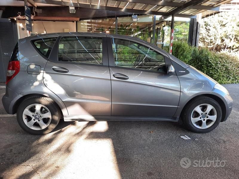 Grigio Usata 2010 Mercedes A160 Tre volumi | 3750 € (Buon prezzo) - Immagine 1/4