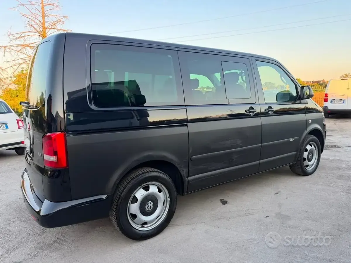Usata VW Multivan Startline 140 CV (102 kW) 2011 Nero Monovolume