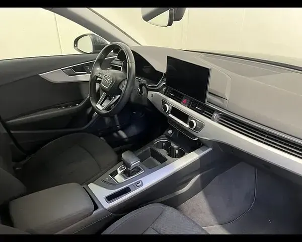 Usata Audi A4 Advanced 163 CV (119 kW) 2023 Grigio manhattan metallizzato Station wagon