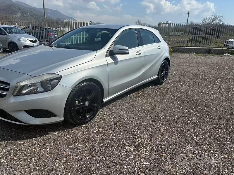 Usata Mercedes A180 109 CV (80 kW) 2014 Grigio Berlina