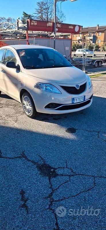 Usata Lancia Ypsilon Gold 69 CV (50 kW) 2019 Marrone Utilitaria