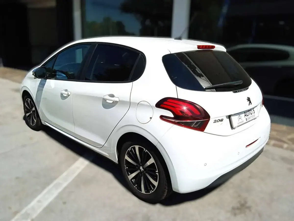 Usata Peugeot 208 Signature Sky 83 CV (61 kW) 2019 Bianco banquisa Utilitaria
