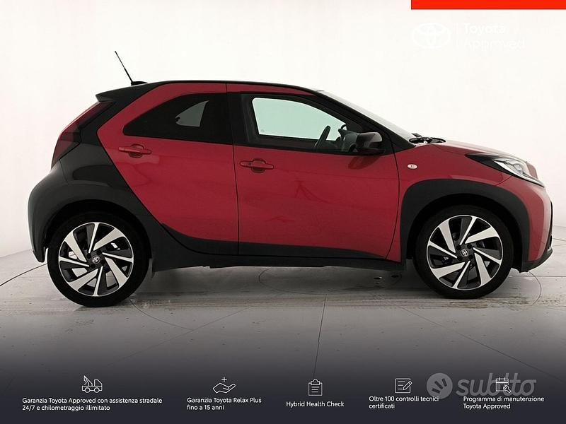 Usata Toyota Aygo X Lounge 72 CV (52 kW) 2022 Chili red & black met SUV