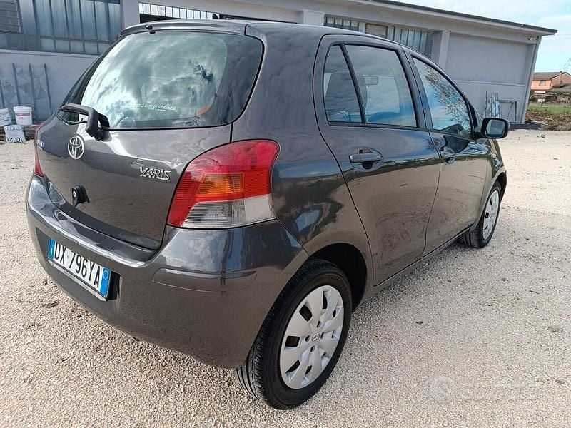 Grigio Usata 2009 Toyota Yaris Tre volumi | 4600 € (Buon prezzo) - Immagine 1/4
