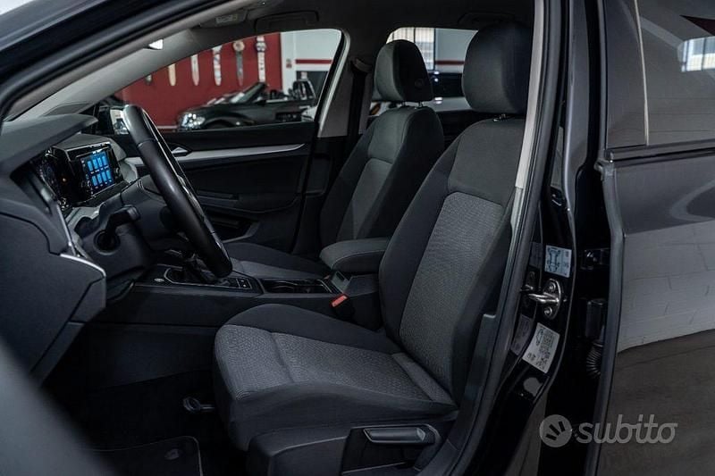 Usata VW Golf VIII Life 90 CV (66 kW) 2020 "deep black pearl" cod. c9x Berlina