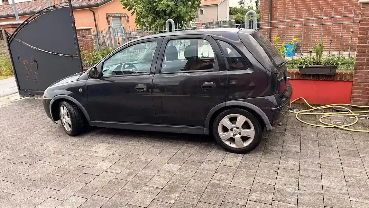 Usata Opel Corsa 60 CV (44 kW) 2005 Nero Utilitaria