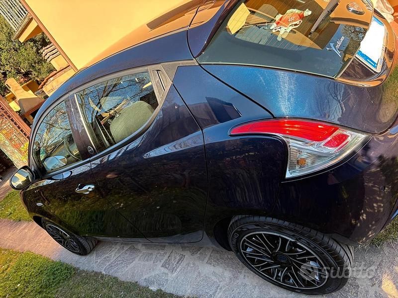 Usata Lancia Ypsilon 69 CV (50 kW) 2020 Blu Utilitaria