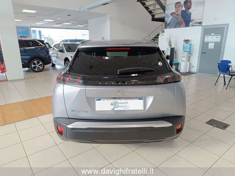 Usata Peugeot e-2008 Allure 100 kW (136 CV) 2022 Grigio SUV