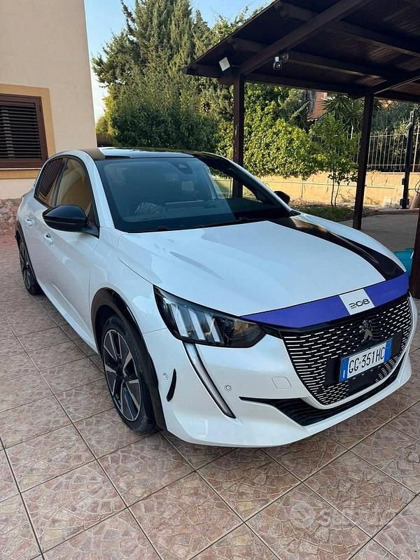 Usata Peugeot e-208 GT 100 kW (136 CV) 2021 Bianco Utilitaria