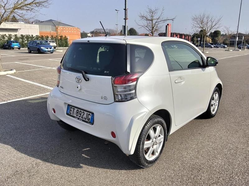 Käytetty Toyota iQ 68 HP (50 kW) 2013 Valkoinen Viistoperä