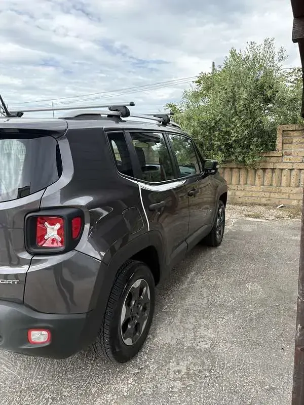 Begagnad Jeep Renegade Sport 120 HK (88 kW) 2017 Grå SUV