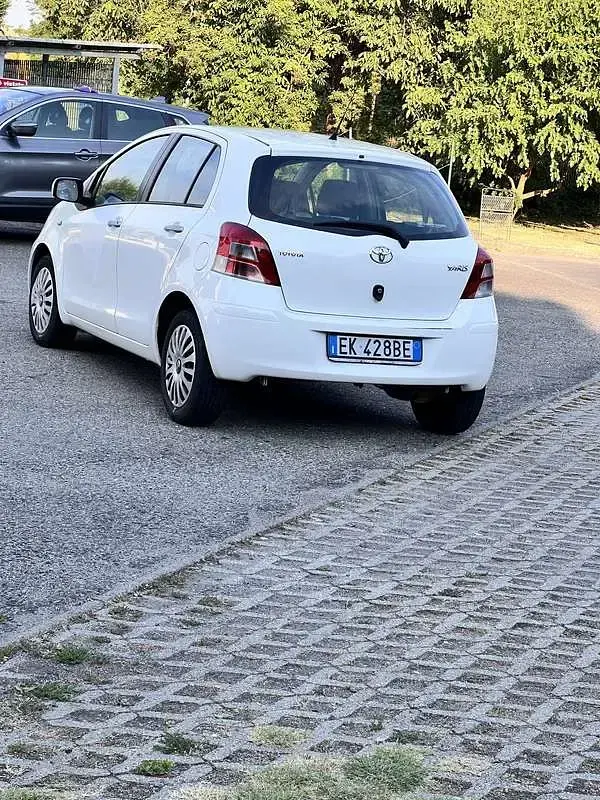 Usata Toyota Yaris Cool 101 CV (74 kW) 2011 Utilitaria