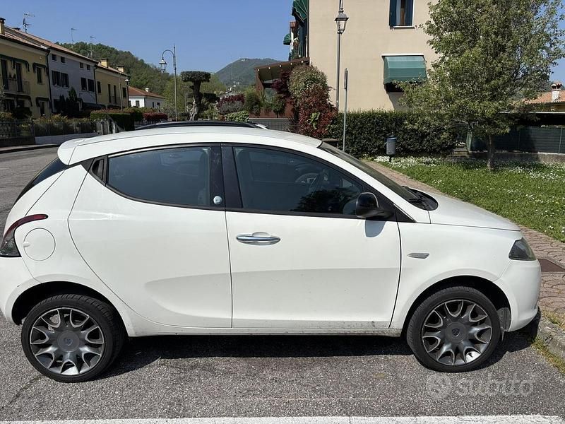 Usata Lancia Ypsilon 80 CV (58 kW) 2013 Bianco Utilitaria