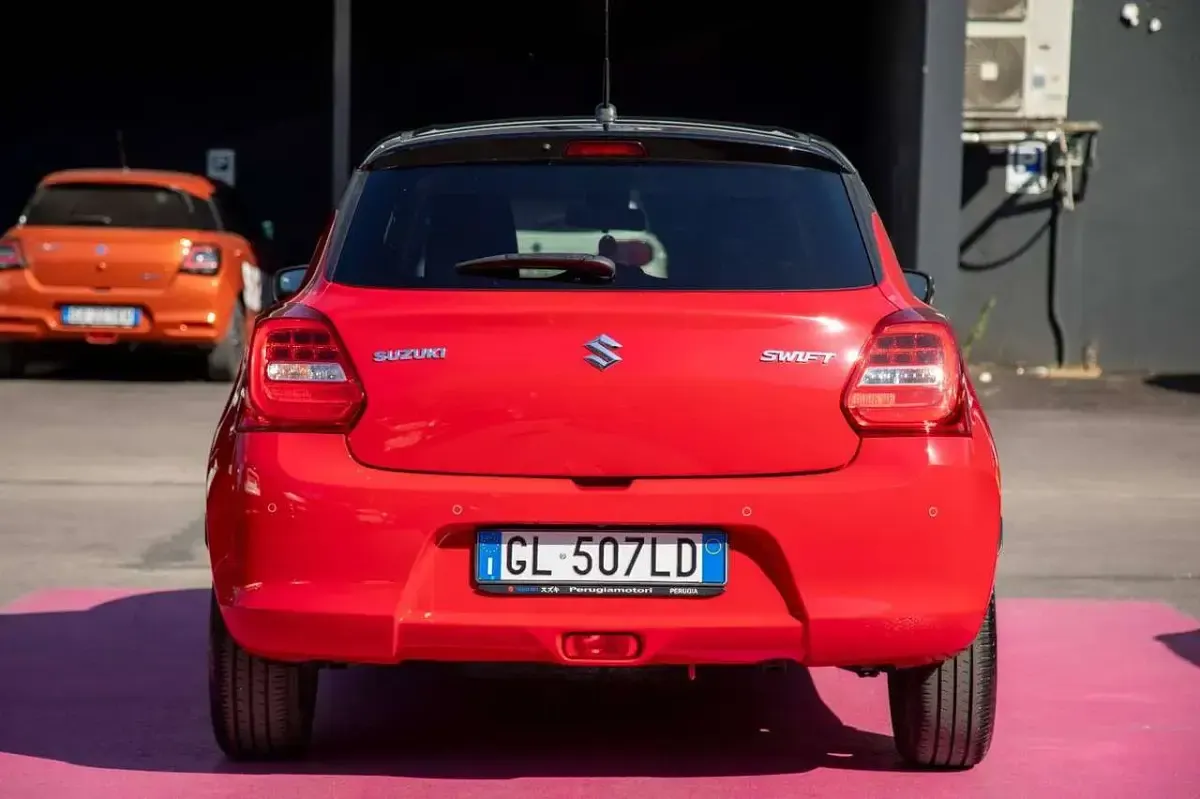 Usata Suzuki Swift 83 CV (61 kW) 2023 Rosso Utilitaria