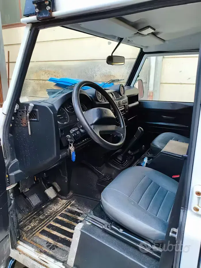 Gebraucht Land Rover Defender 122 PS (89 kW) 2012 Weiß Kombi