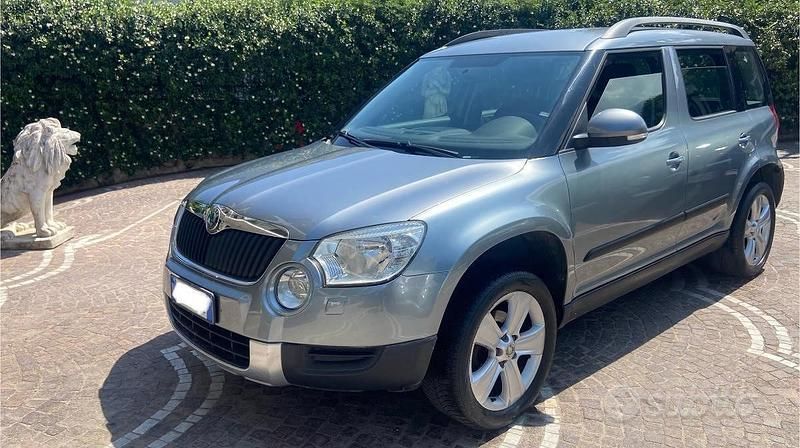 Grigio scuro Usata 2010 Skoda Yeti Experience SUV | 7400 € (Cara) - Immagine 1/4
