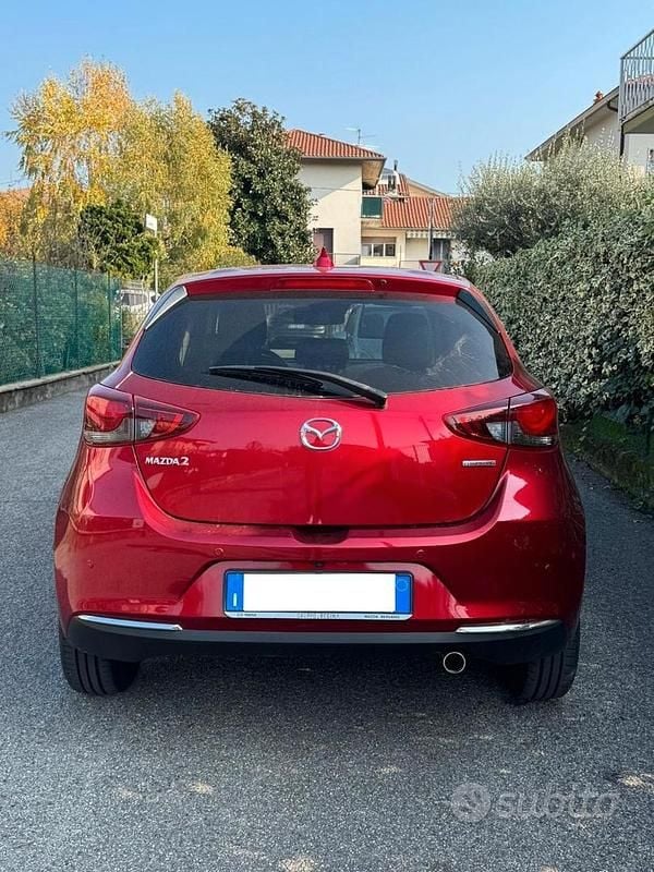 Begagnad Mazda 2 Evolve 90 HK (66 kW) 2022 Röd Halvkombi