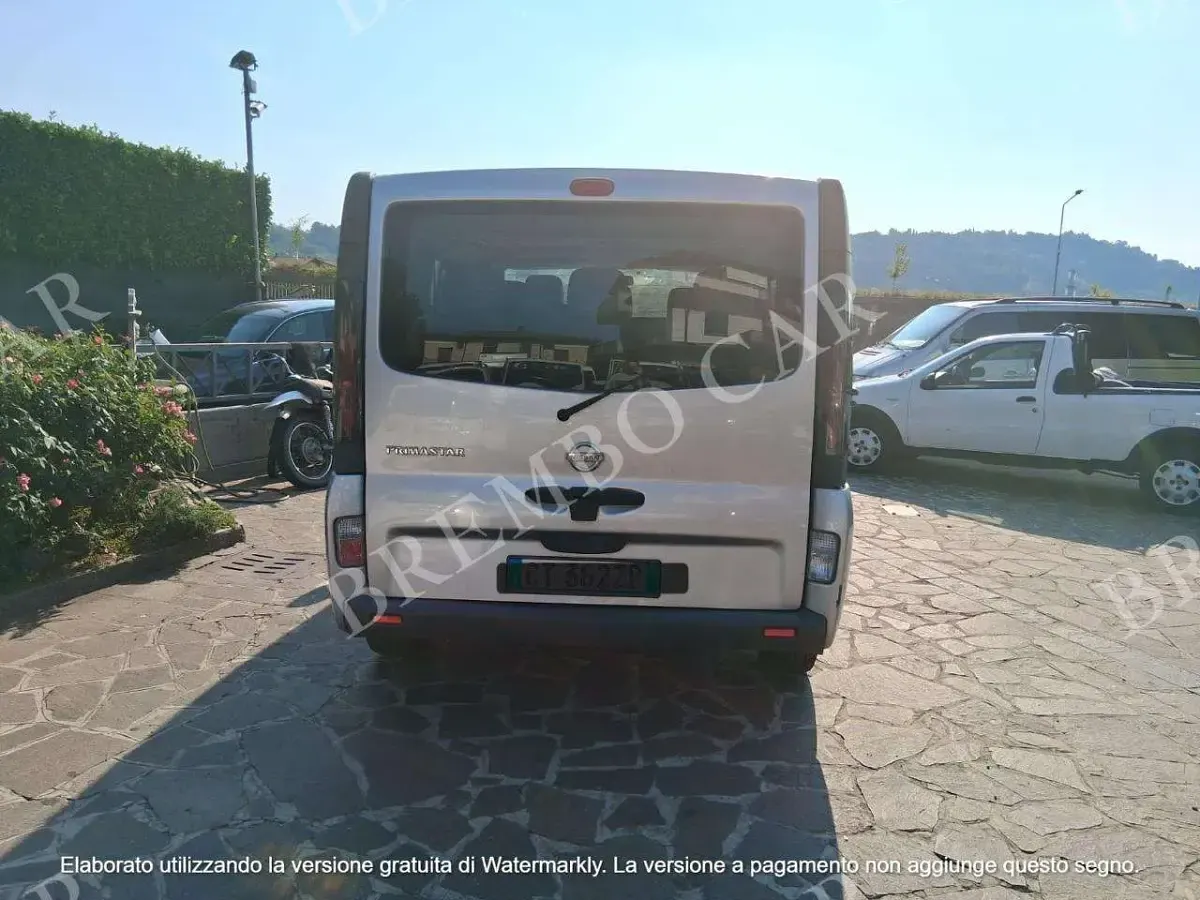 Usata Nissan Primastar 101 CV (74 kW) 2005 Grigio Monovolume