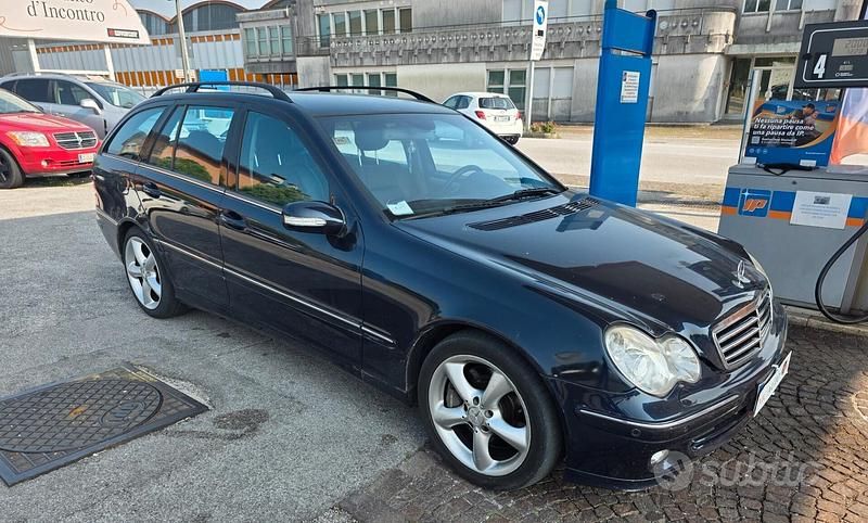 Usata Mercedes C220 Avantgarde 150 CV (110 kW) 2004 Blu Berlina