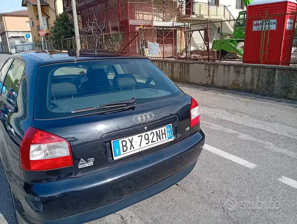 Usata Audi A3 Ambiente 102 CV (75 kW) 2001 Nero Utilitaria