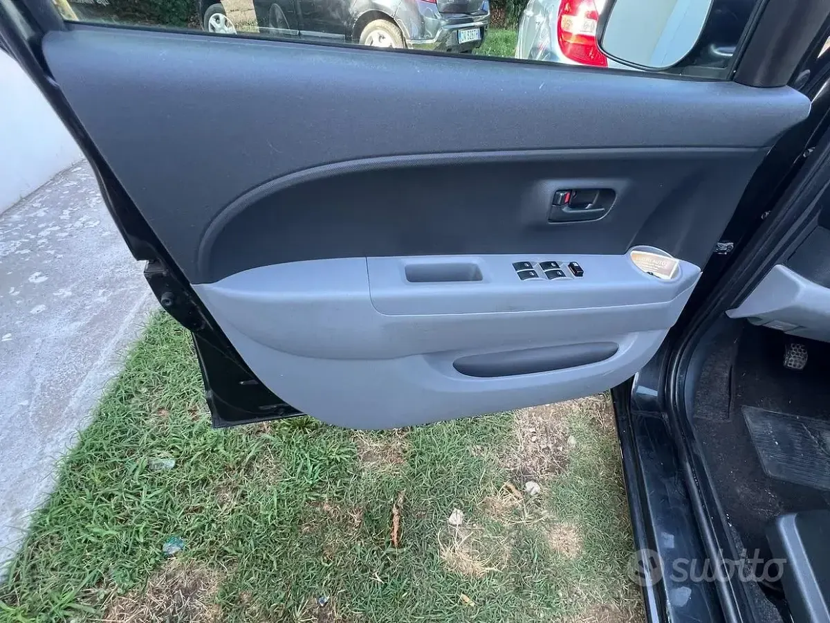 Usata Daihatsu Sirion 69 CV (50 kW) 2010 Nero Utilitaria