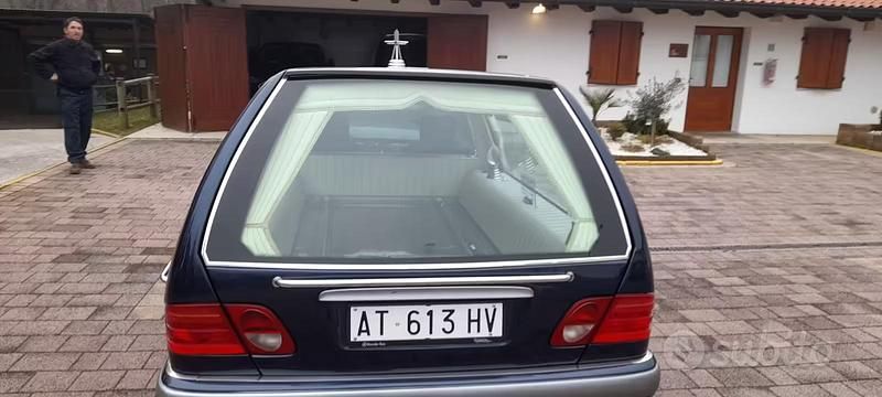 Usata Mercedes E300 177 CV (130 kW) 2000 Blu Station wagon
