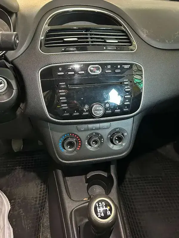 Usata Fiat Punto Lounge 77 CV (56 kW) 2016 Blu/azzurro Utilitaria