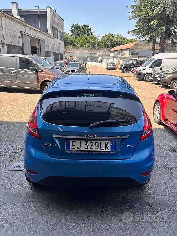 Usata Ford Fiesta 95 CV (69 kW) 2011 Blu Berlina