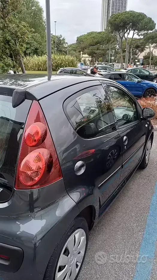 Usata Peugeot 107 68 CV (50 kW) 2012 Grigio Utilitaria