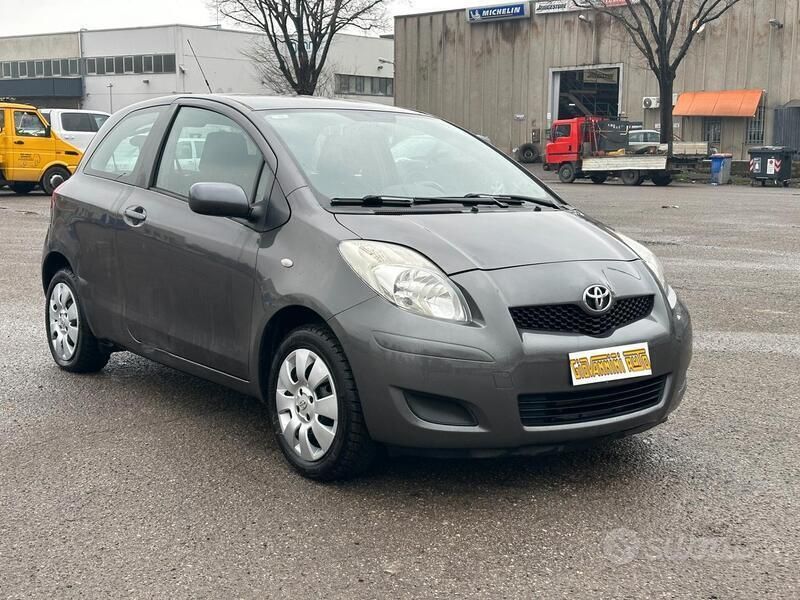 Usata Toyota Yaris 69 CV (50 kW) 2009 Grigio Berlina