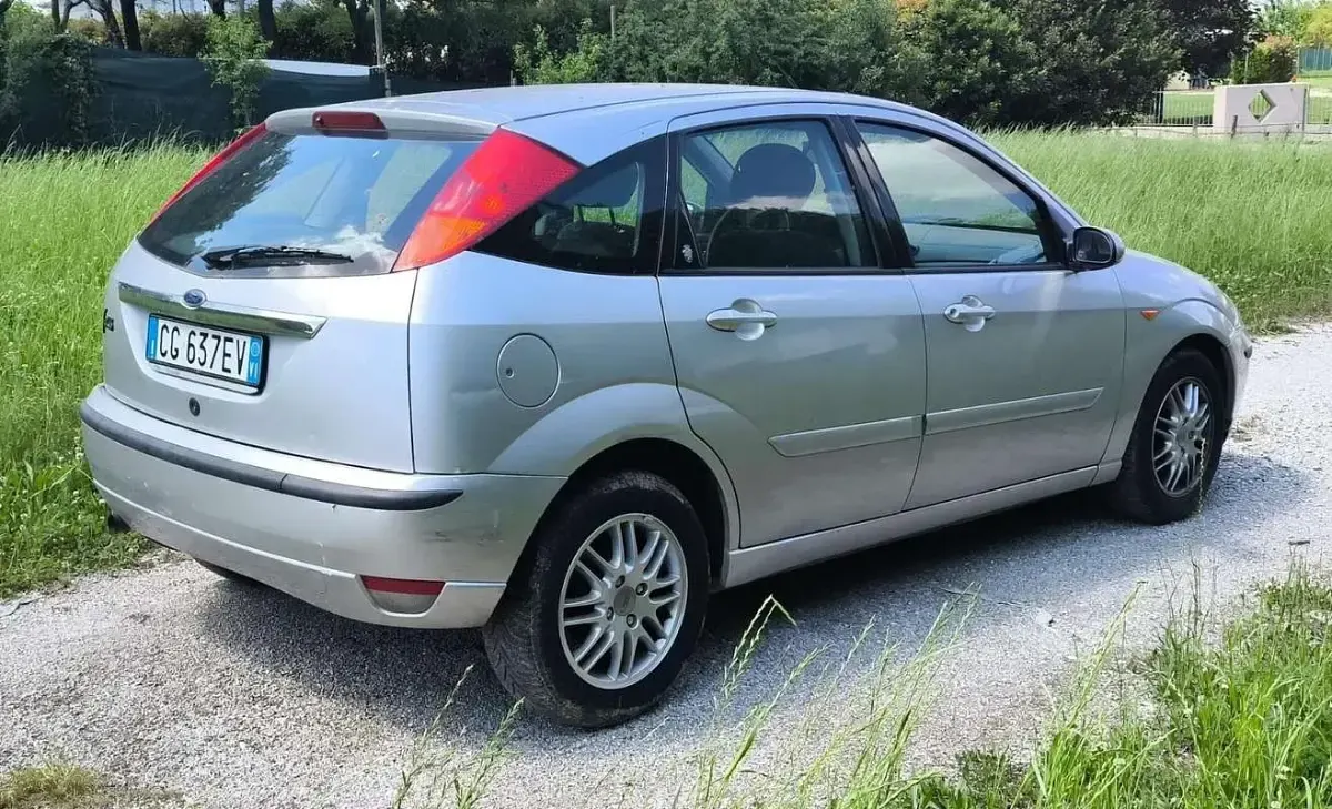 Usata Ford Focus Ghia 101 CV (74 kW) 2003 Berlina