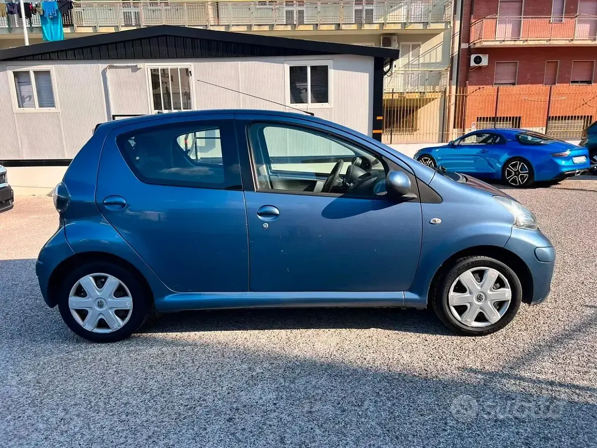 Usata Toyota Aygo 68 CV (50 kW) 2010 Bluazzurro Utilitaria