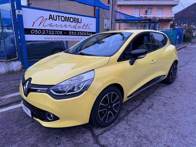 Giallo pastello Usata 2013 Renault Clio IV Tre volumi | 7997 € (Buon prezzo) - Immagine 1/4