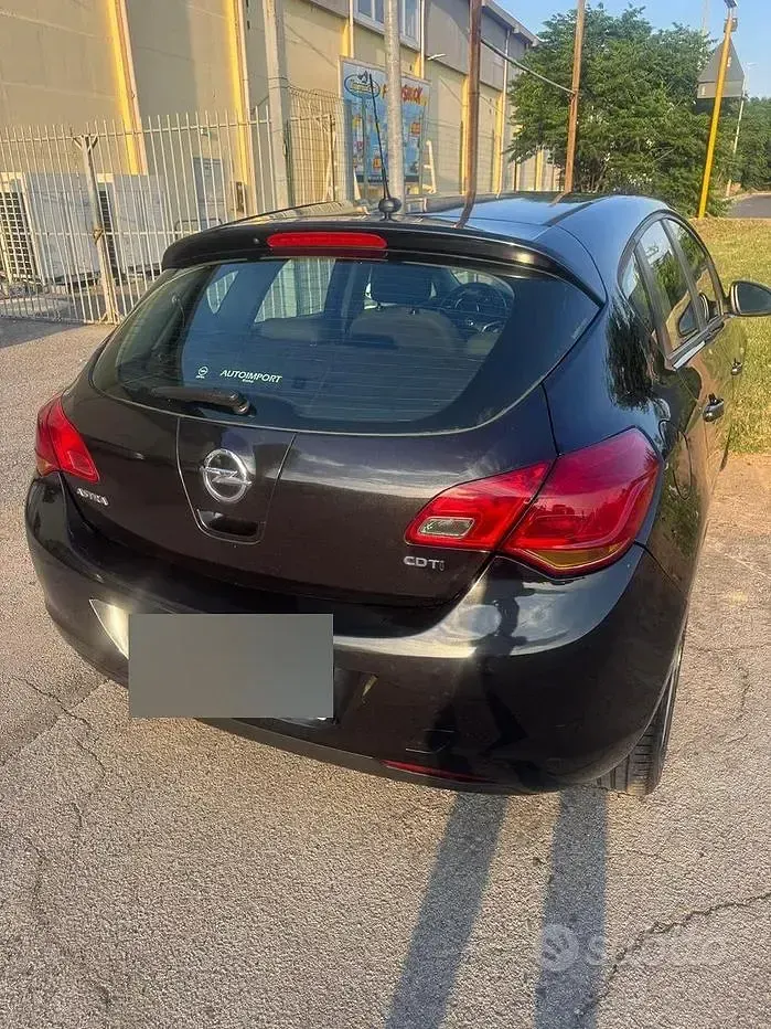 Usata Opel Astra 82 CV (60 kW) 2012 Nero Berlina