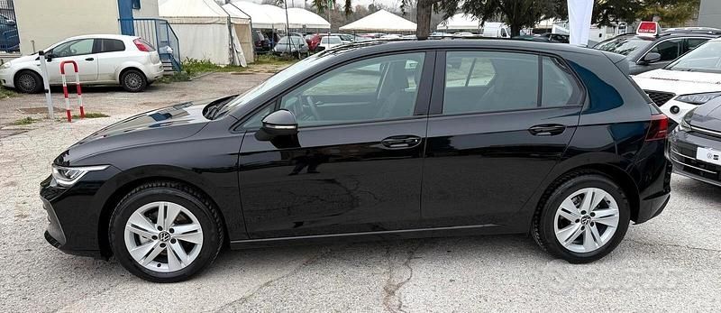 Begagnad VW Golf VIII Life 116 HK (85 kW) 2025 Svart Sedan