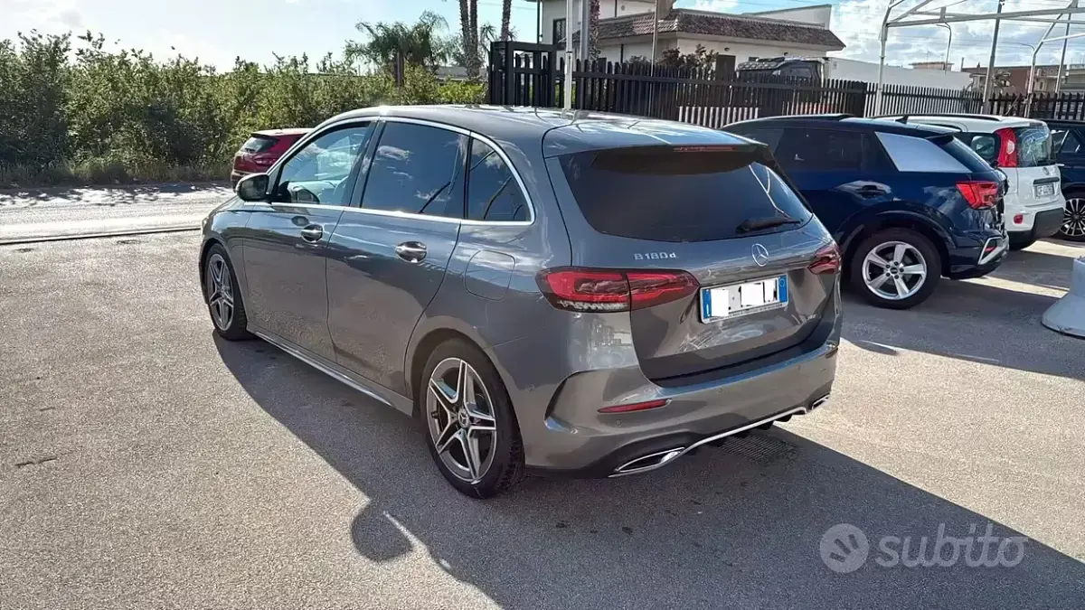 Usado Mercedes B180 AMG Line Premium 116 CV (85 kW) 2026 Gris Monovolumen