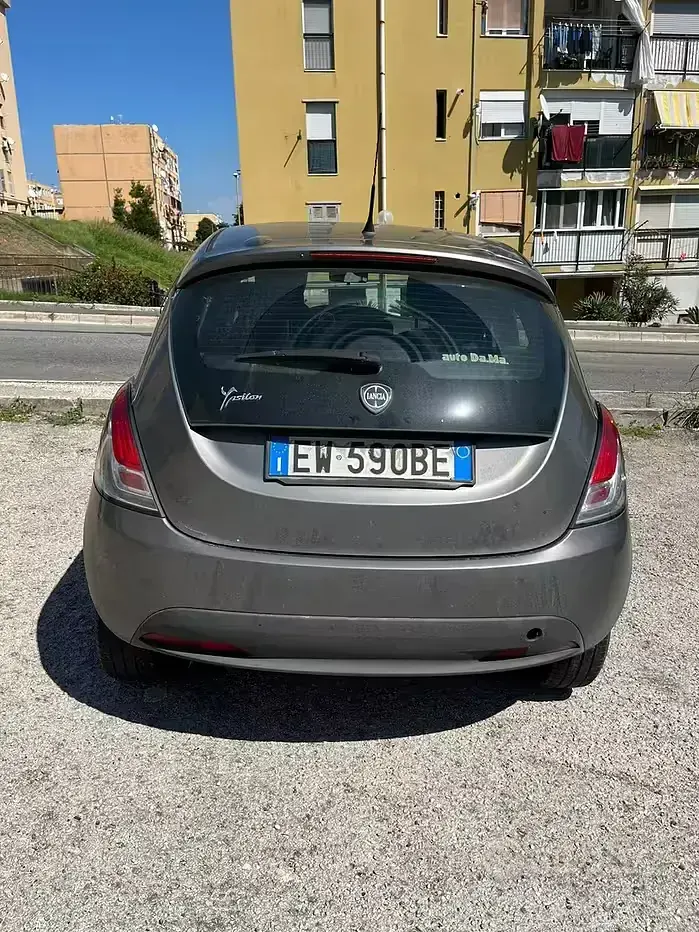Usata Lancia Ypsilon 85 CV (62 kW) 2014 Grigio Utilitaria