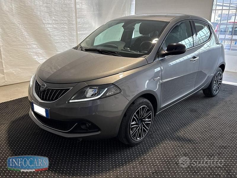 Usata Lancia Ypsilon Gold 70 CV (51 kW) 2023 Grigio metallizzato Utilitaria