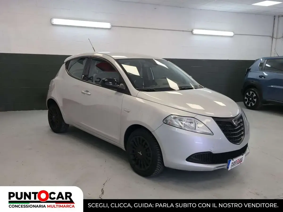 Usata Lancia Ypsilon 69 CV (50 kW) 2015 Argento Utilitaria