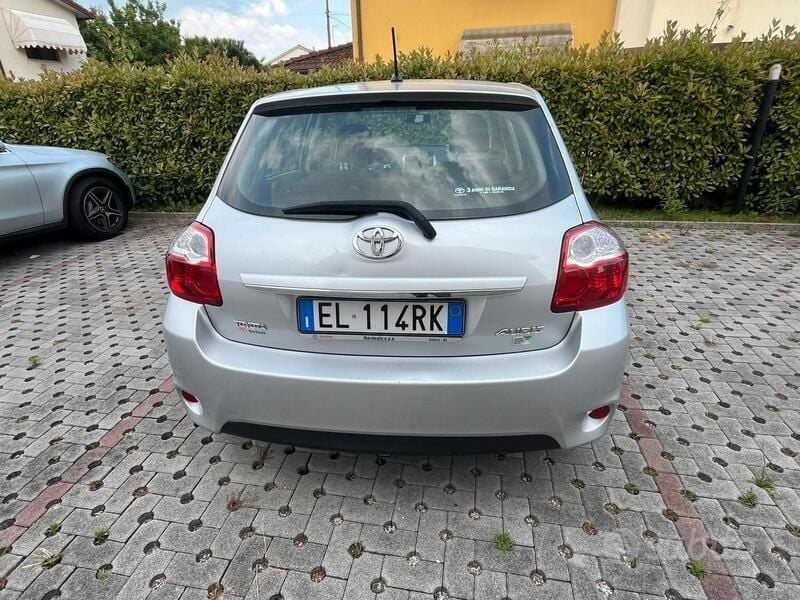 Usata Toyota Auris 90 CV (66 kW) 2012 Argento Berlina
