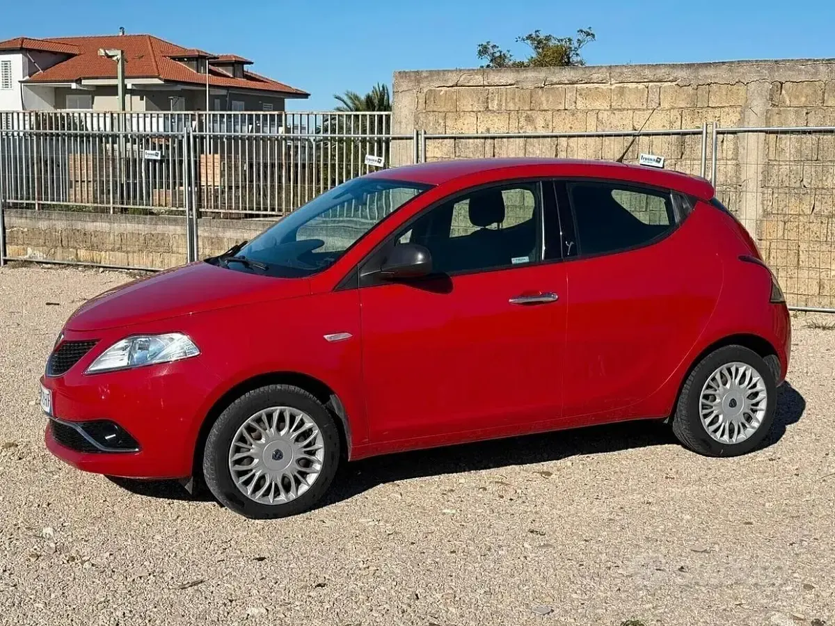 Usata Lancia Ypsilon Platinum 69 CV (50 kW) 2017 Rosso Utilitaria