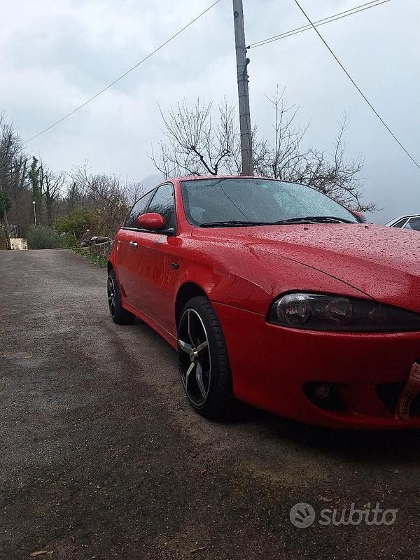 Usata Alfa Romeo 147 140 CV (102 kW) 2004 Rosso Utilitaria