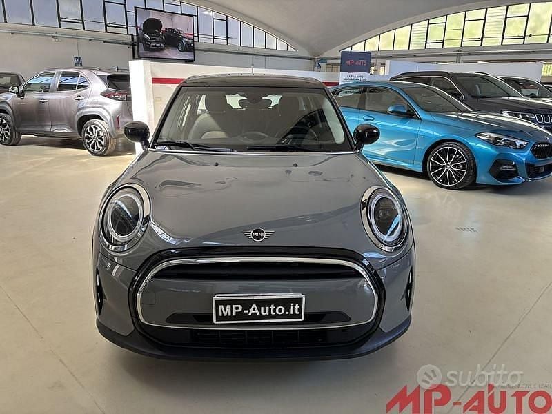 Usado Mini Cooper 136 HP (100 kW) 2022 Cinzento Citadino