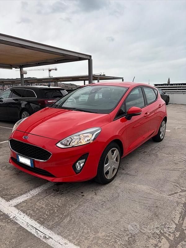 Rosso Usata 2017 Ford Fiesta Tre volumi | 8000 € (Ottimo prezzo) - Immagine 1/4